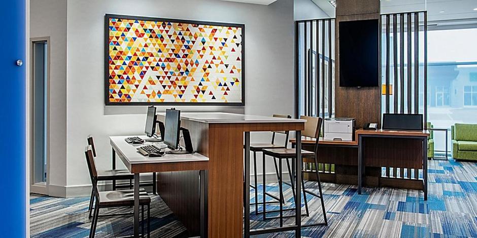 Holiday Inn Express & Suites - Brandon By Ihg Экстерьер фото