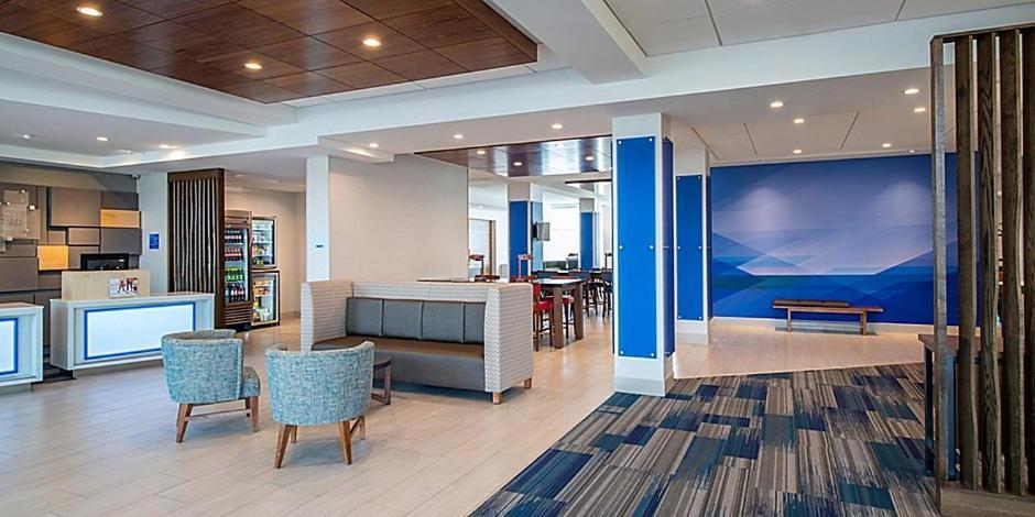 Holiday Inn Express & Suites - Brandon By Ihg Экстерьер фото