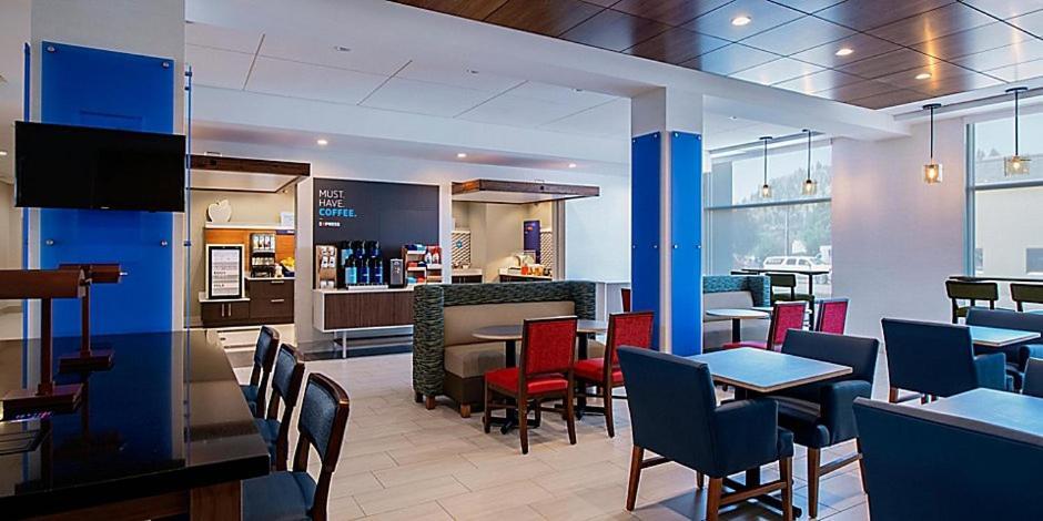 Holiday Inn Express & Suites - Brandon By Ihg Экстерьер фото