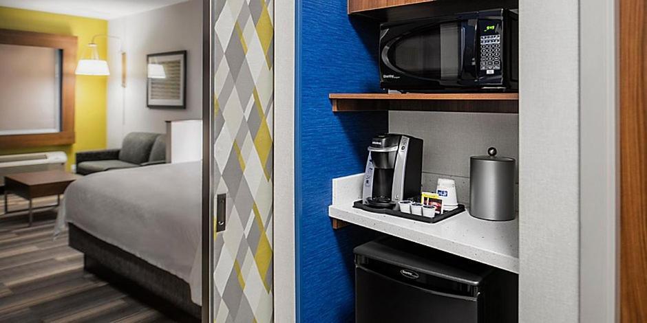 Holiday Inn Express & Suites - Brandon By Ihg Экстерьер фото
