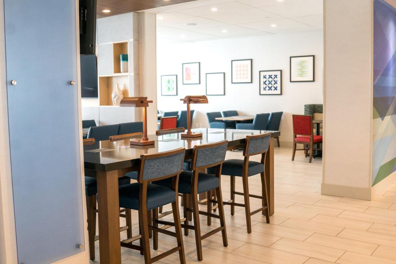 Holiday Inn Express & Suites - Brandon By Ihg Экстерьер фото