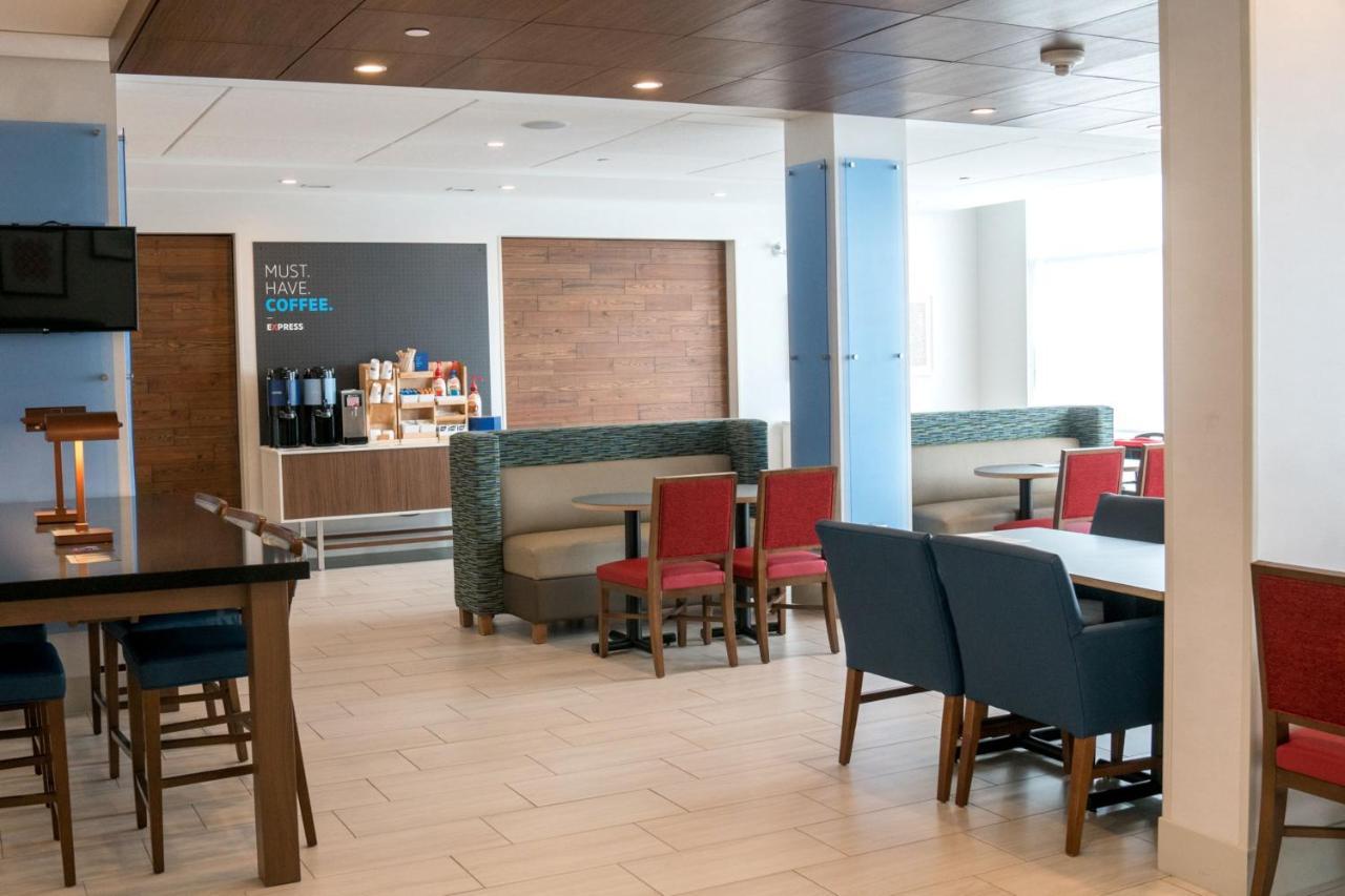 Holiday Inn Express & Suites - Brandon By Ihg Экстерьер фото