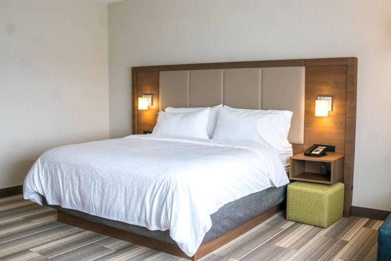 Holiday Inn Express & Suites - Brandon By Ihg Экстерьер фото