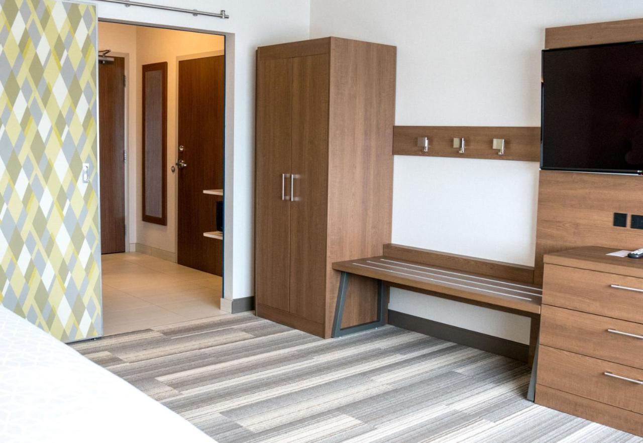 Holiday Inn Express & Suites - Brandon By Ihg Экстерьер фото
