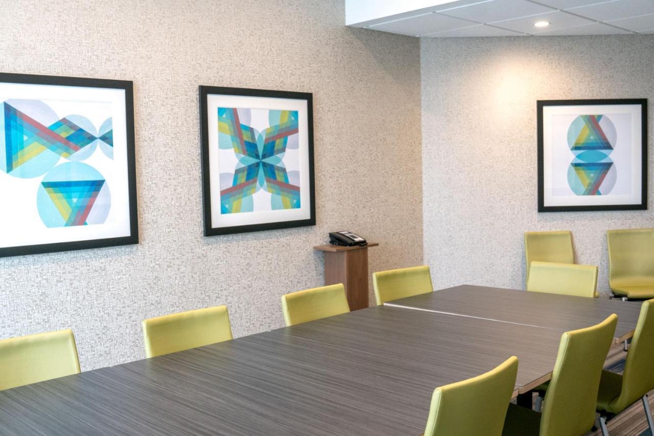 Holiday Inn Express & Suites - Brandon By Ihg Экстерьер фото