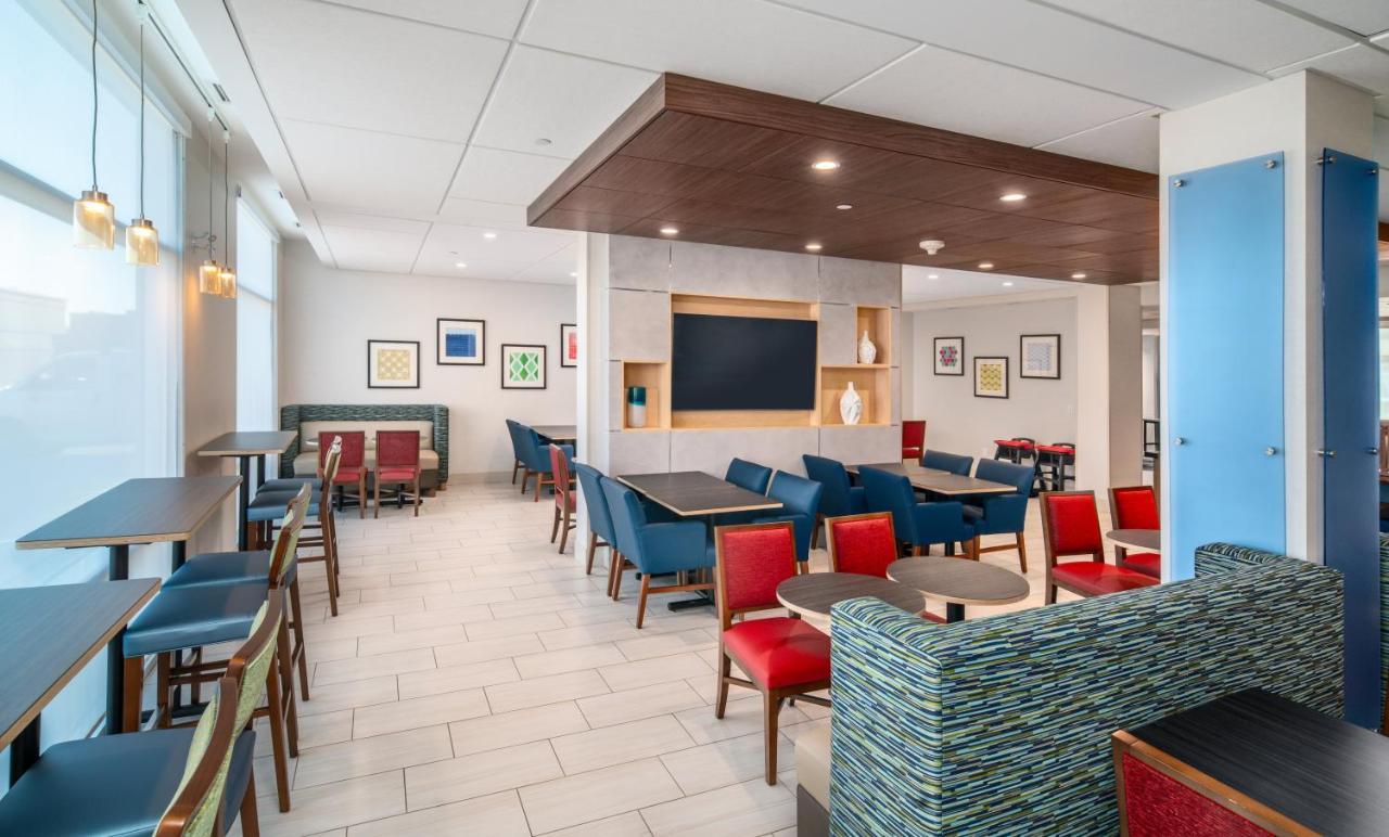 Holiday Inn Express & Suites - Brandon By Ihg Экстерьер фото