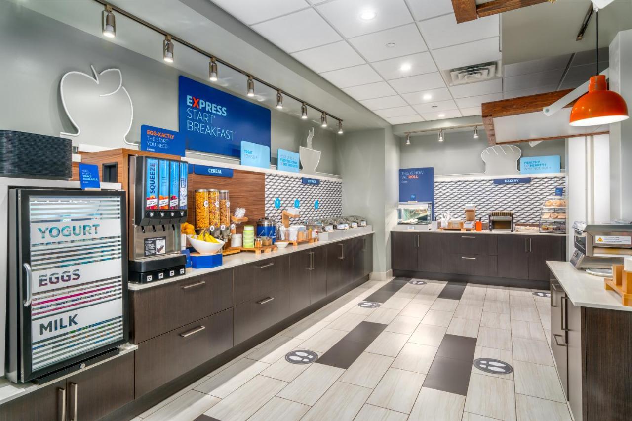 Holiday Inn Express & Suites - Brandon By Ihg Экстерьер фото