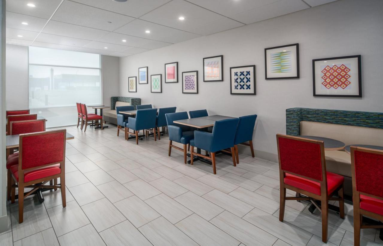 Holiday Inn Express & Suites - Brandon By Ihg Экстерьер фото