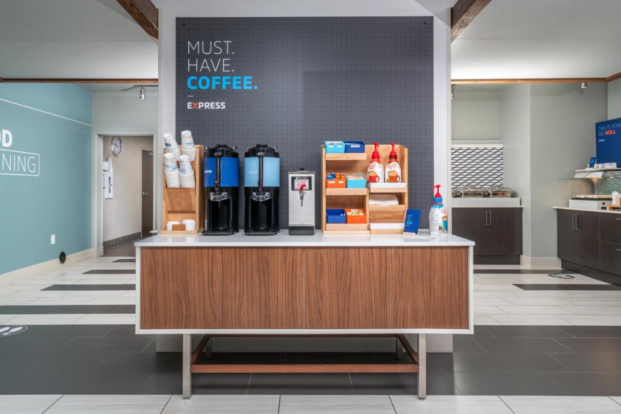 Holiday Inn Express & Suites - Brandon By Ihg Экстерьер фото