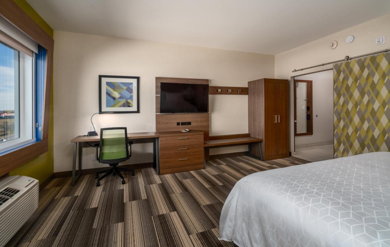 Holiday Inn Express & Suites - Brandon By Ihg Экстерьер фото