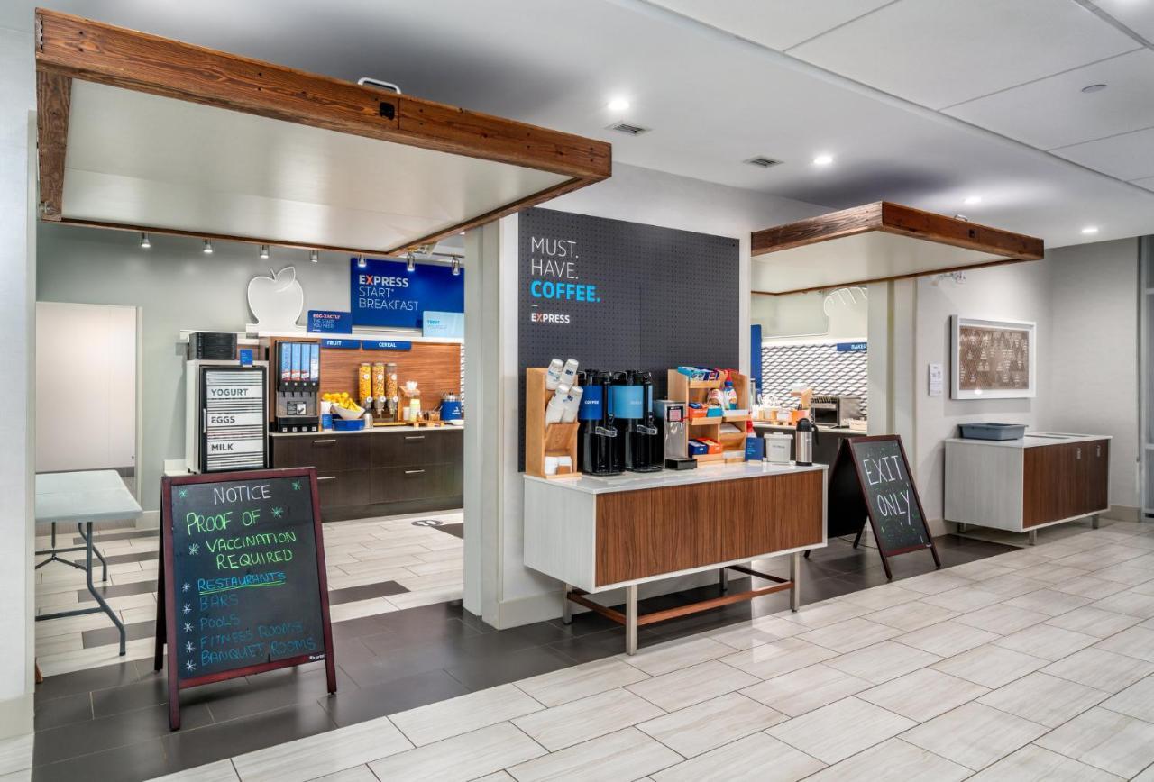 Holiday Inn Express & Suites - Brandon By Ihg Экстерьер фото
