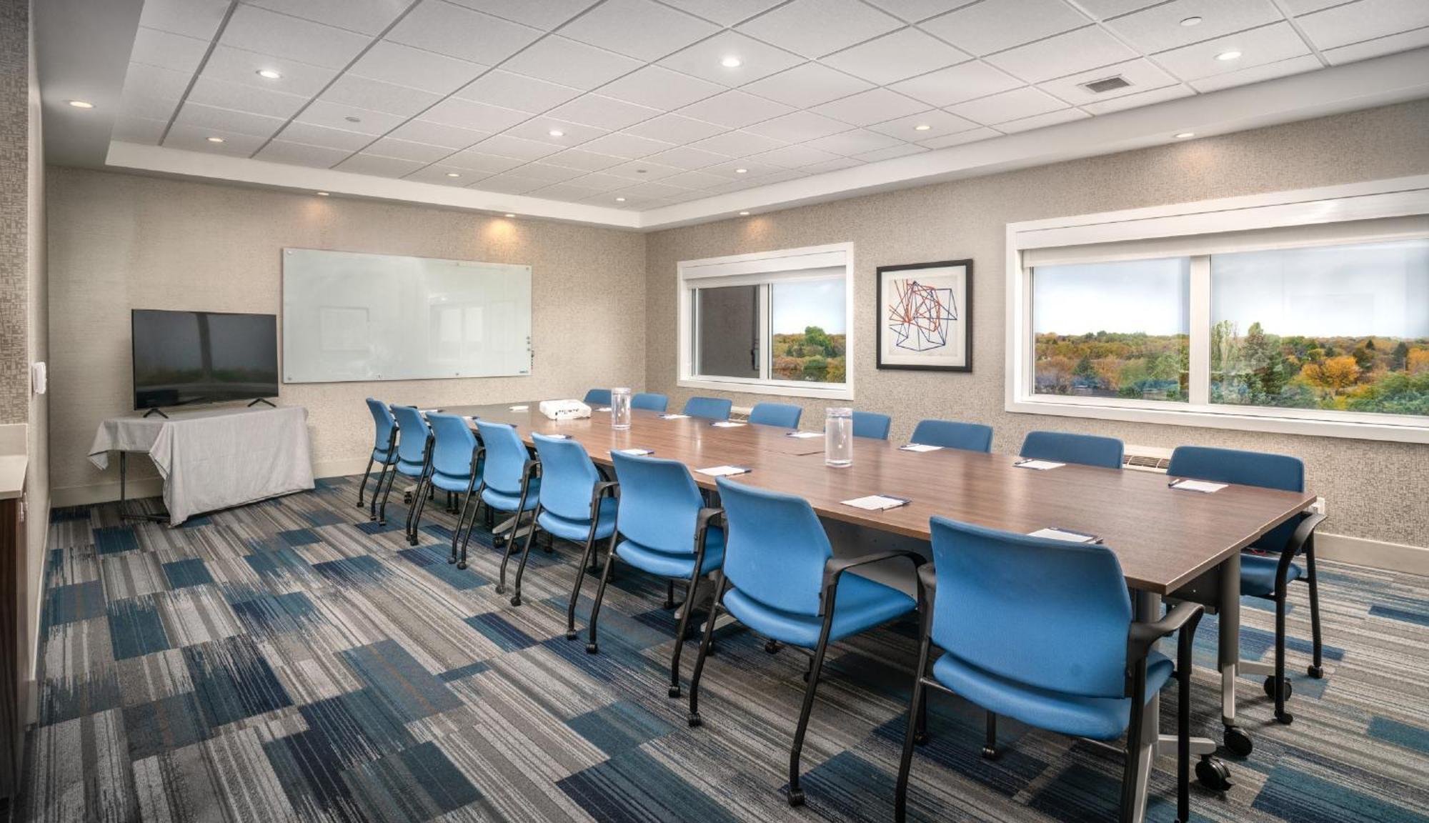 Holiday Inn Express & Suites - Brandon By Ihg Экстерьер фото