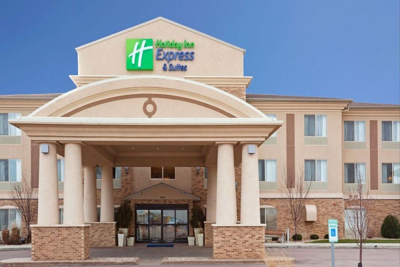 Holiday Inn Express & Suites - Brandon By Ihg Экстерьер фото