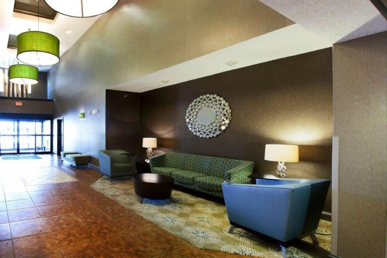 Holiday Inn Express & Suites - Brandon By Ihg Экстерьер фото
